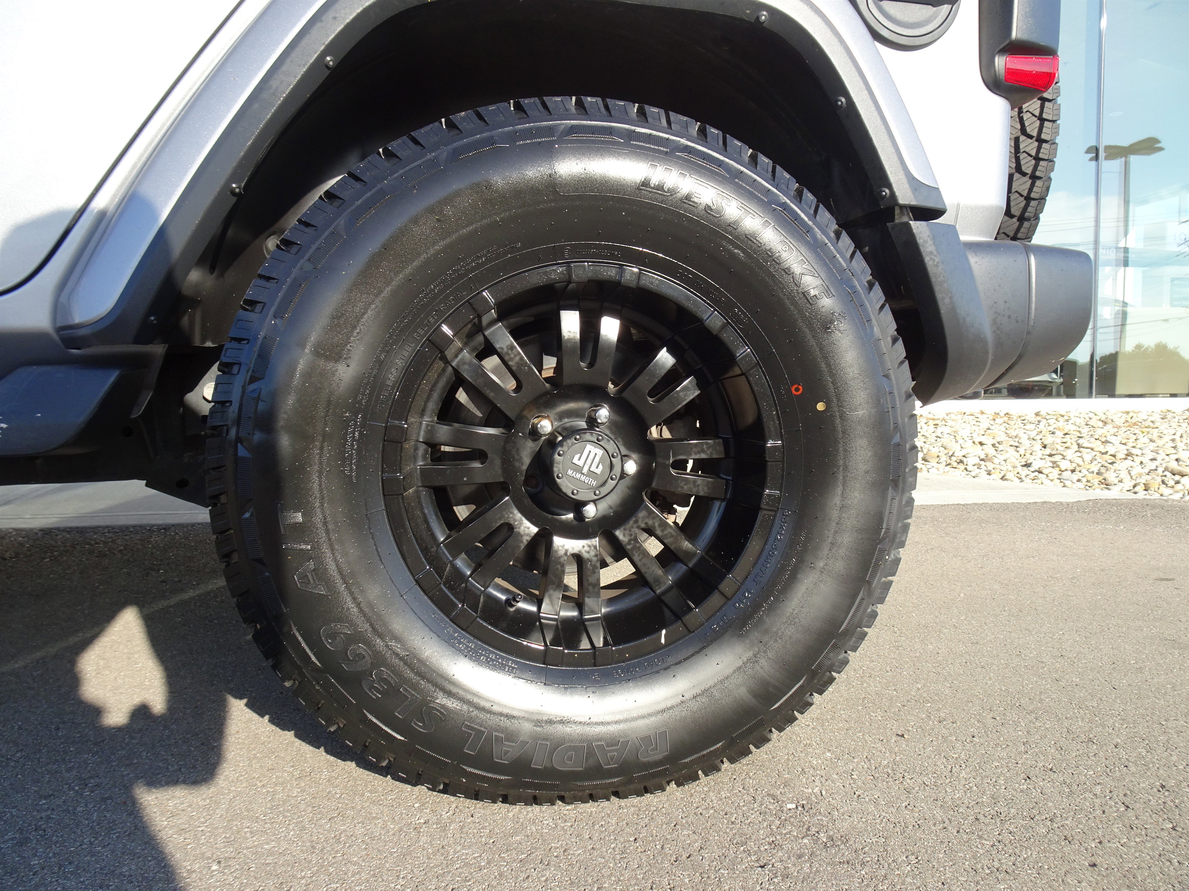 Used 2018 Jeep Wrangler Unlimited Sahara image 25