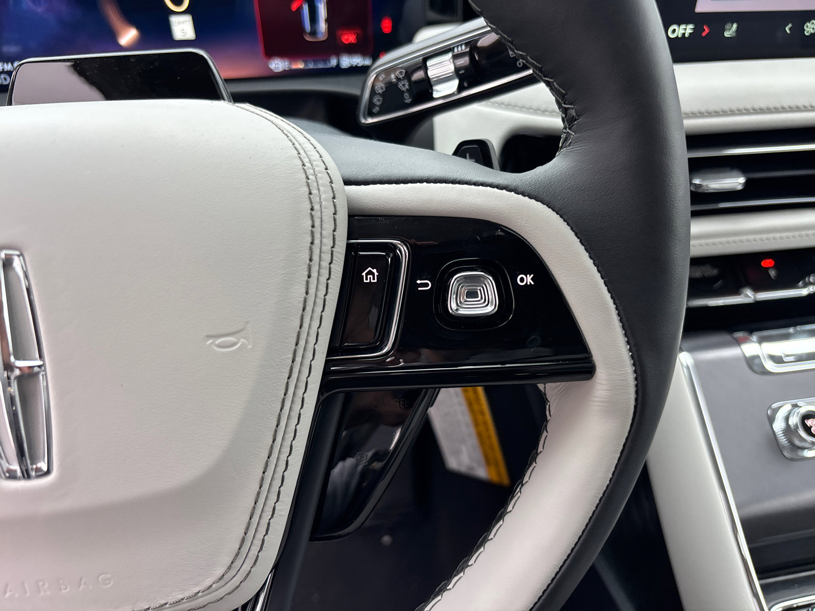 New 2026 Lincoln Aviator AWD image 18