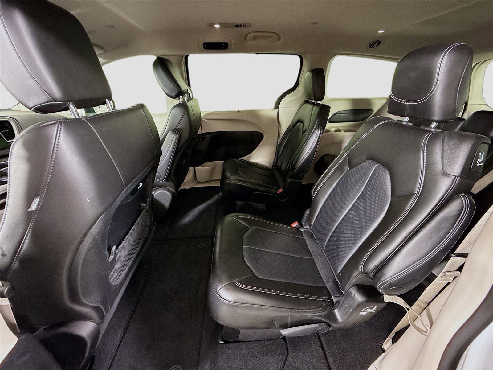 Used 2023 Chrysler Pacifica Touring-L image 16