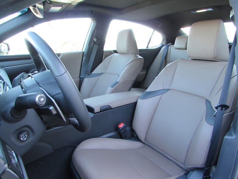 Used 2025 Lexus ES 300h w/ Premium Package FWD image 7