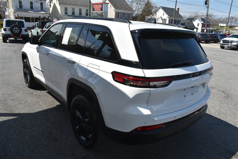 Used 2023 Jeep Grand Cherokee Altitude AWD/4WD image 6