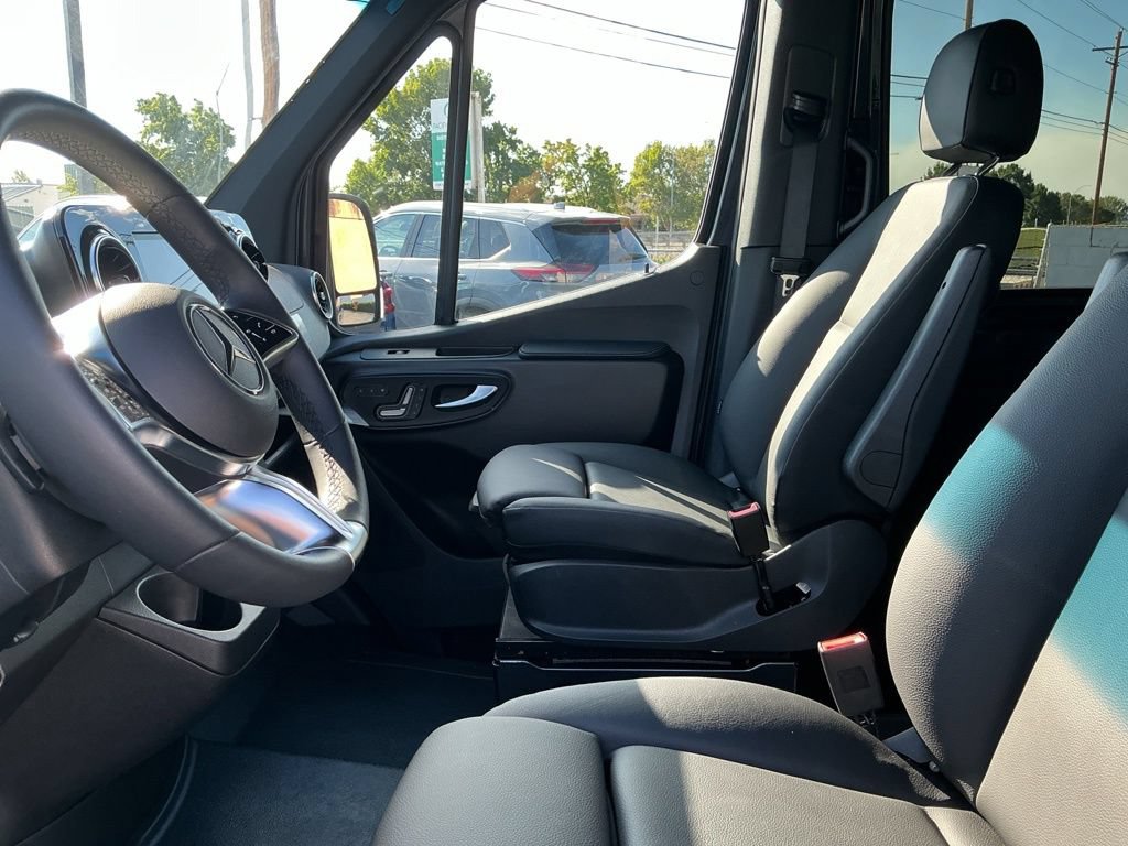Used 2025 Mercedes-Benz Sprinter 2500 image 11