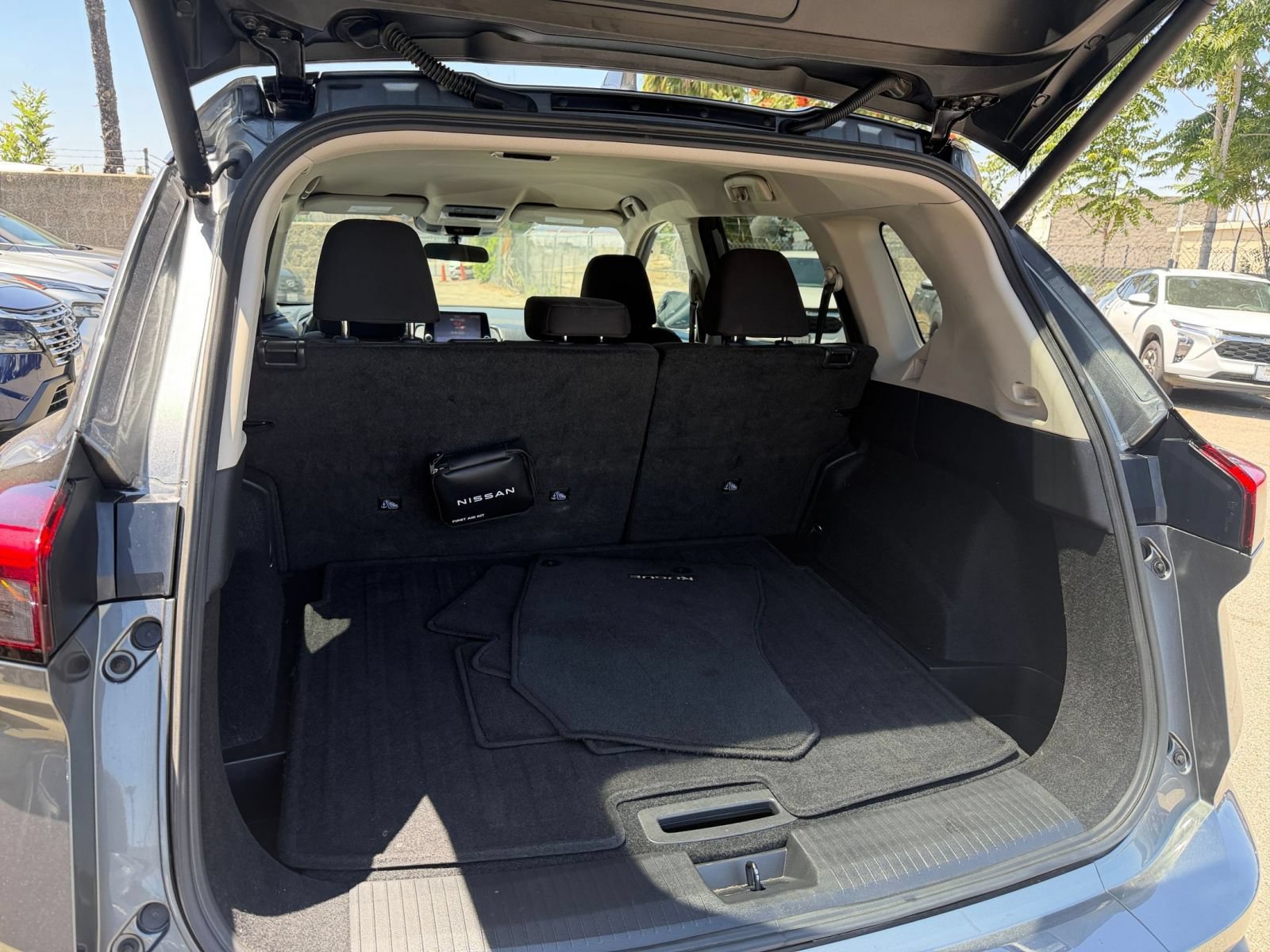 Used 2025 Nissan Rogue SV FWD image 33