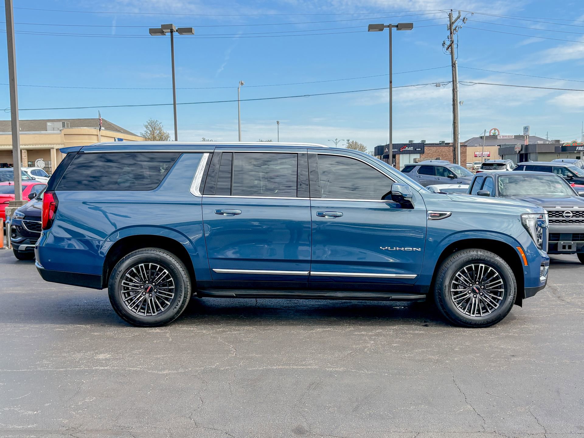 Used 2025 GMC Yukon XL Elevation image 14