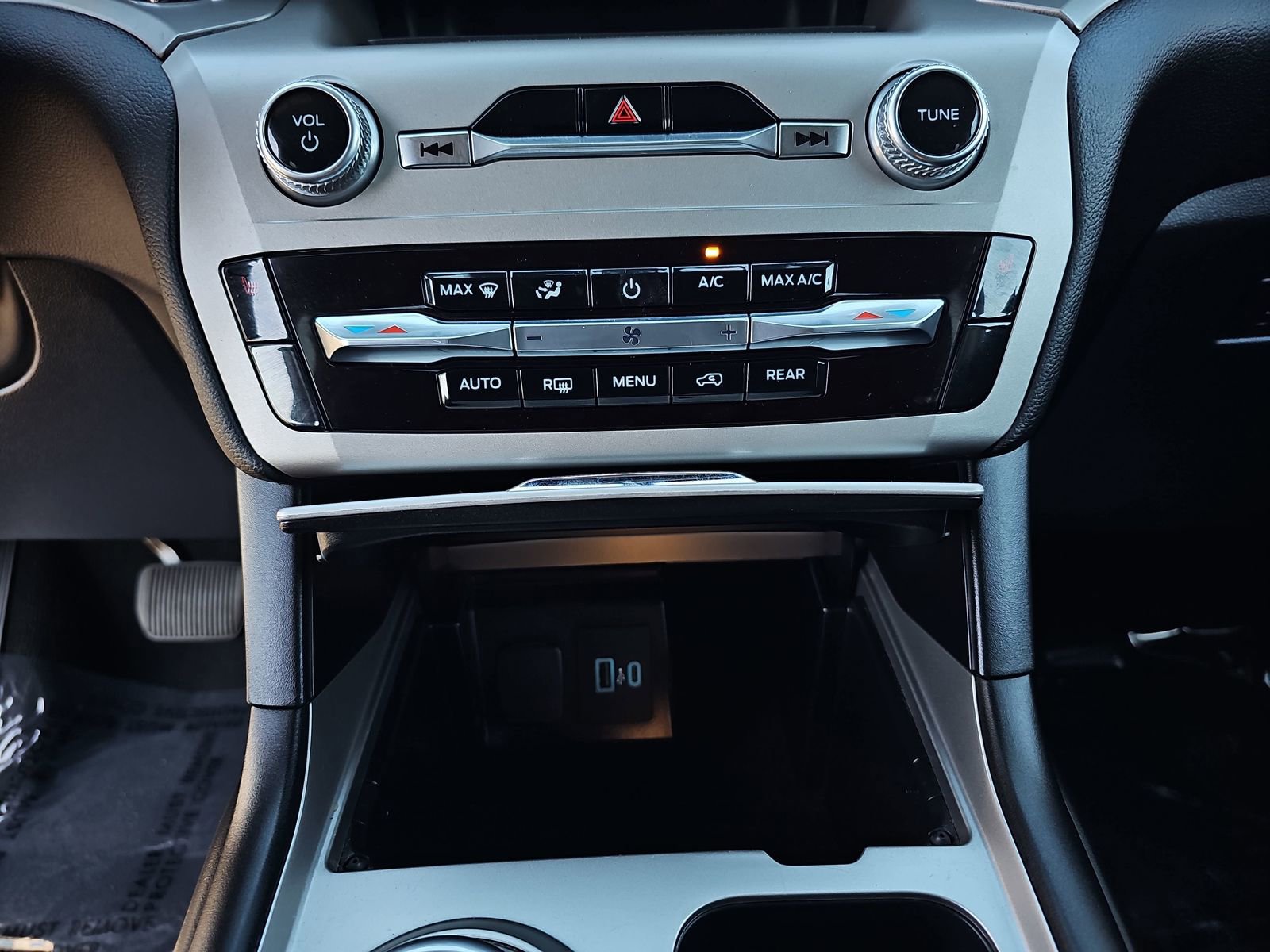 Used 2023 Ford Explorer XLT image 27