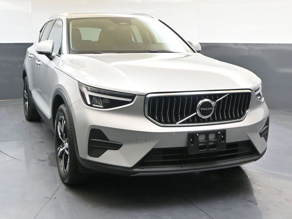 Certified 2025 Volvo XC40 B5 Core image 8