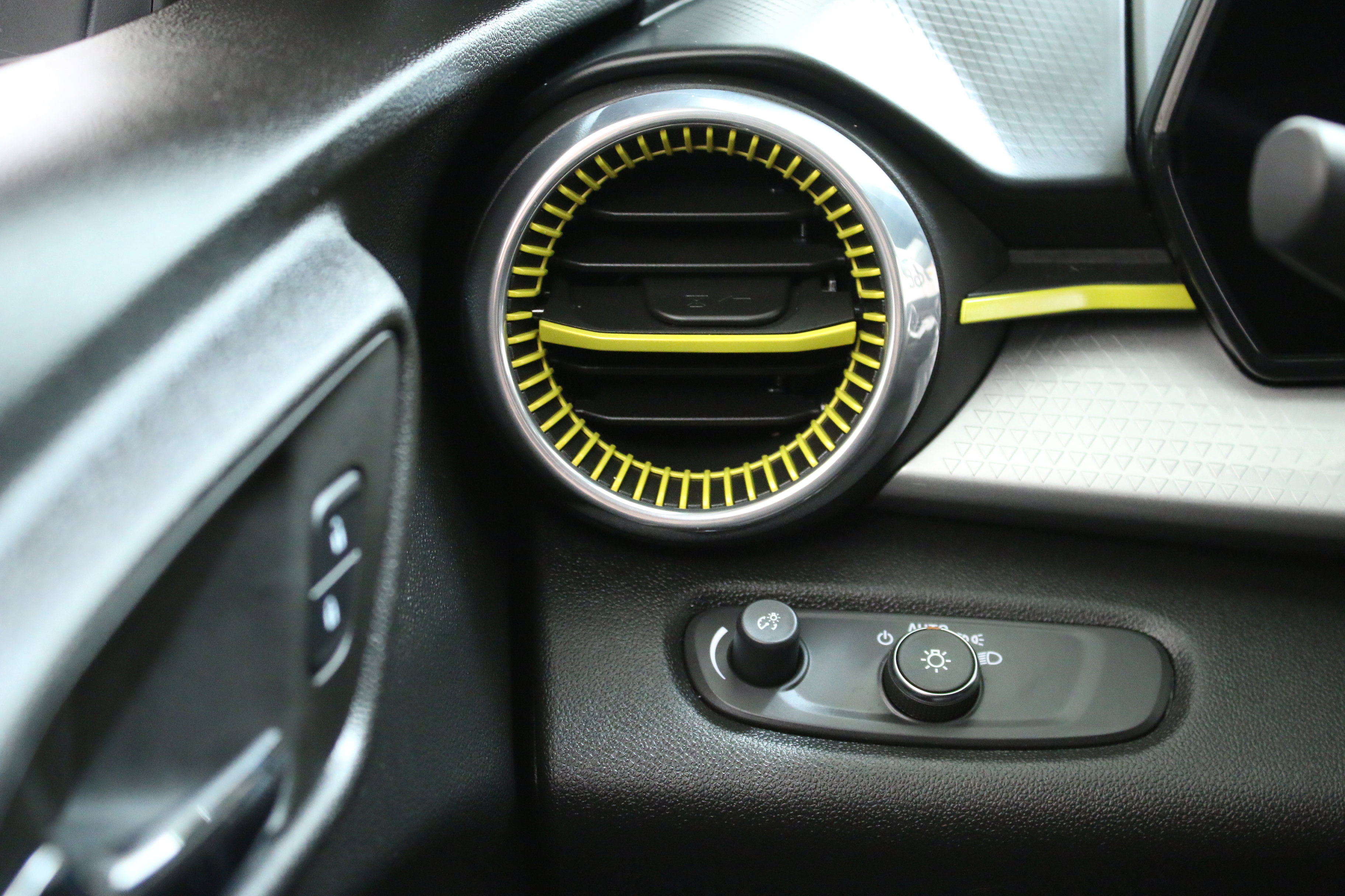 Used 2024 Chevrolet Trax LT w/ Driver Confidence Package image 19