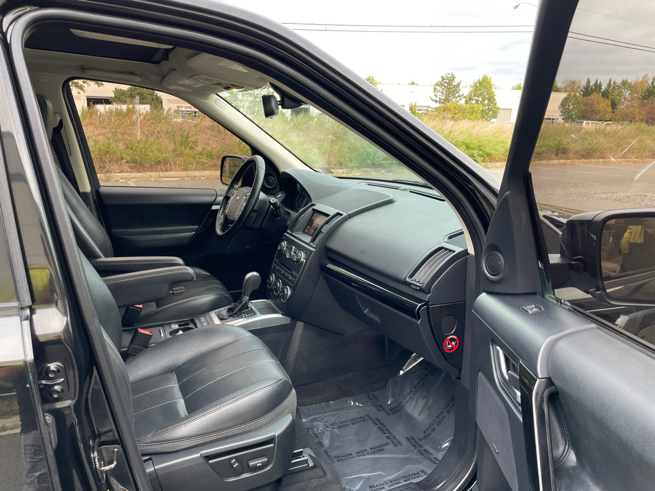 Used 2015 Land Rover LR2 HSE image 18