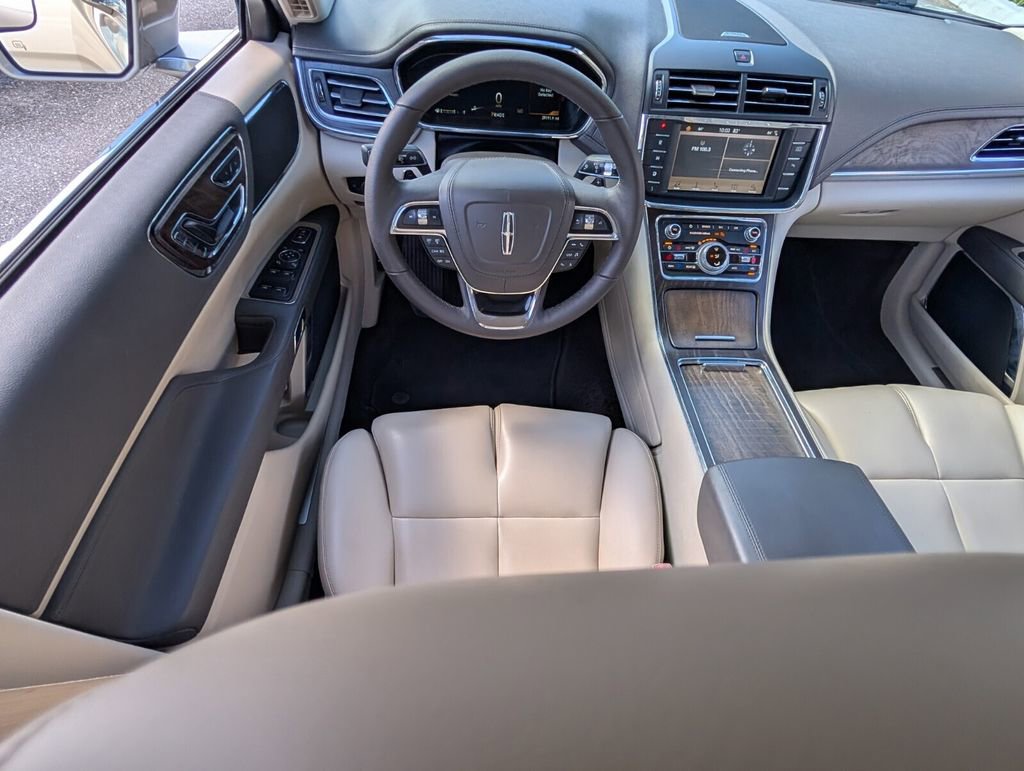 Used 2017 Lincoln Continental Premiere image 13
