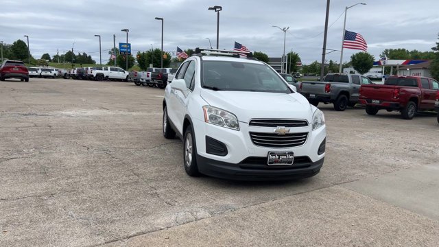 Used 2016 Chevrolet Trax LT w/ LT Sun and Sound Package FWD image 3