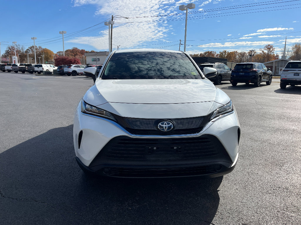 Used 2021 Toyota Venza LE image 2