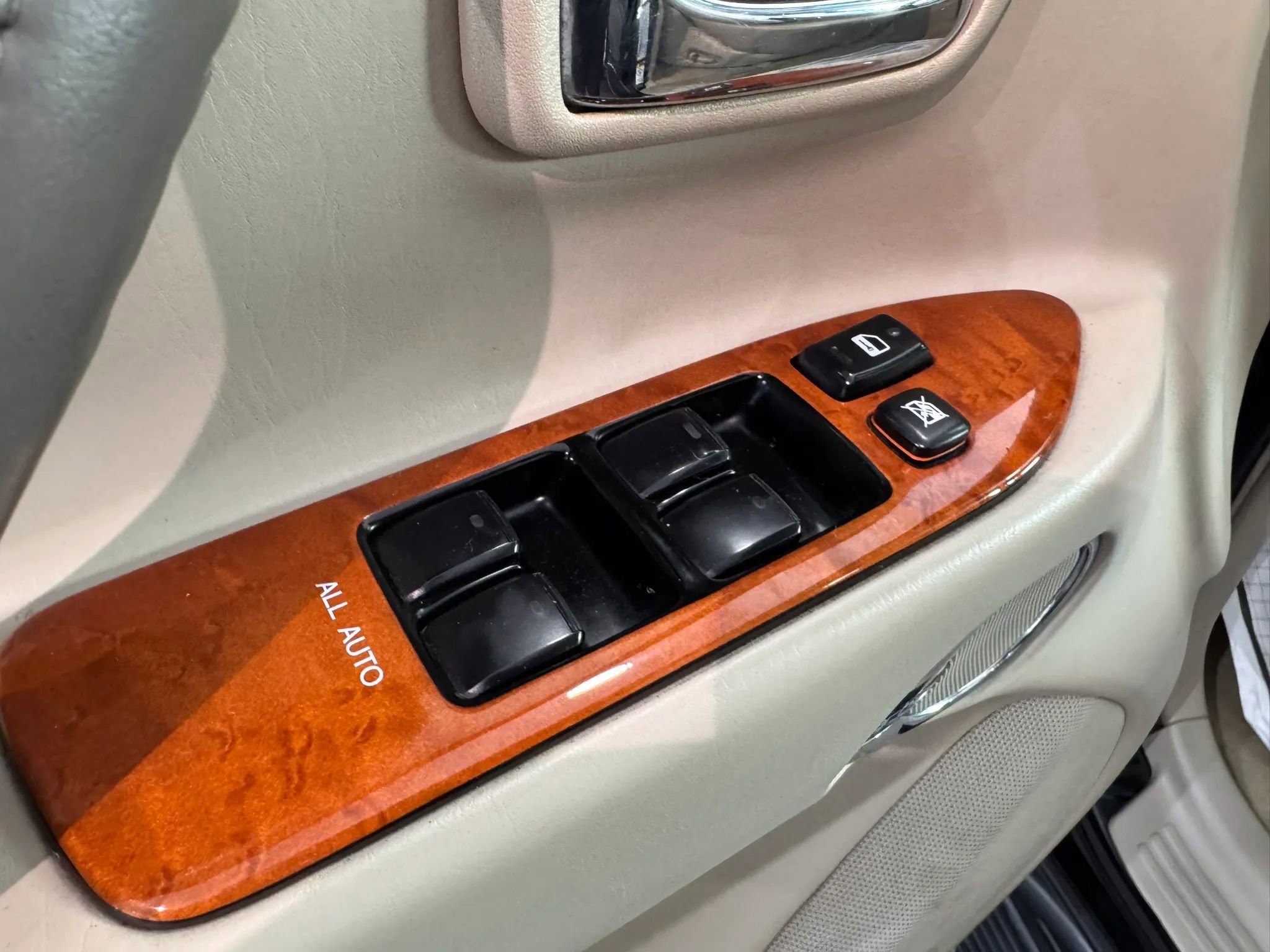 Used 2004 Lexus LX 470 4WD image 25