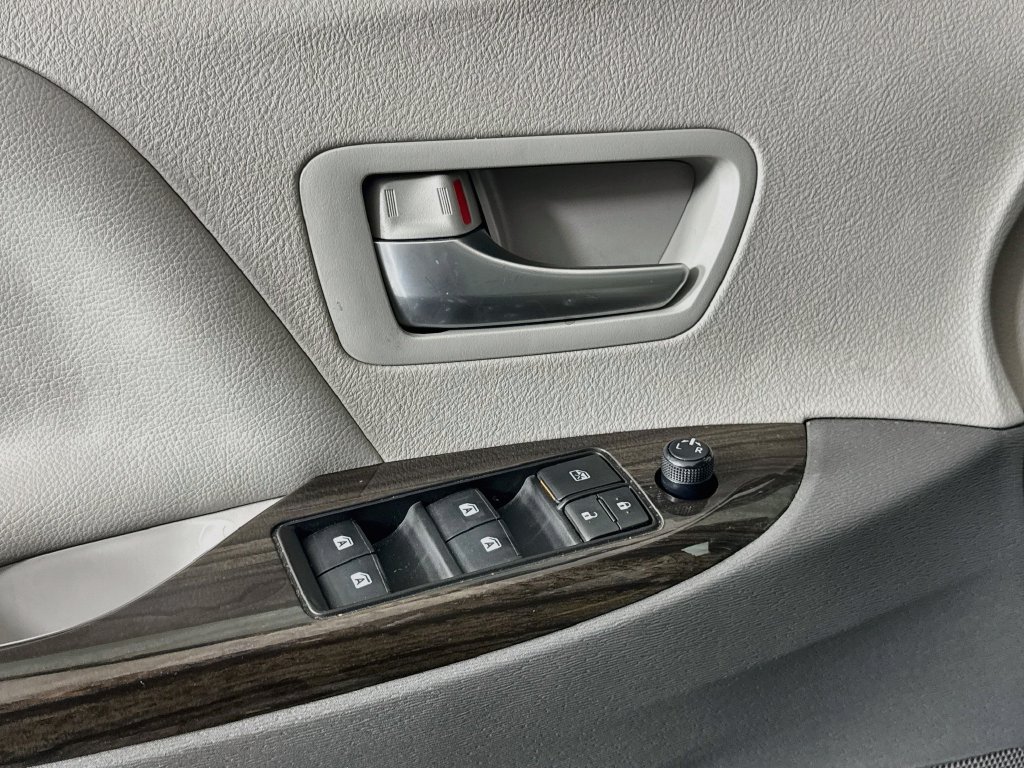 Used 2018 Toyota Sienna Limited FWD image 18