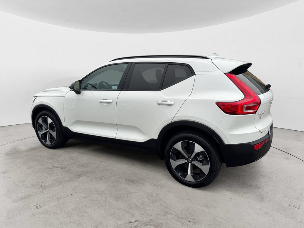 Certified 2026 Volvo XC40 B5 Plus AWD/4WD image 4