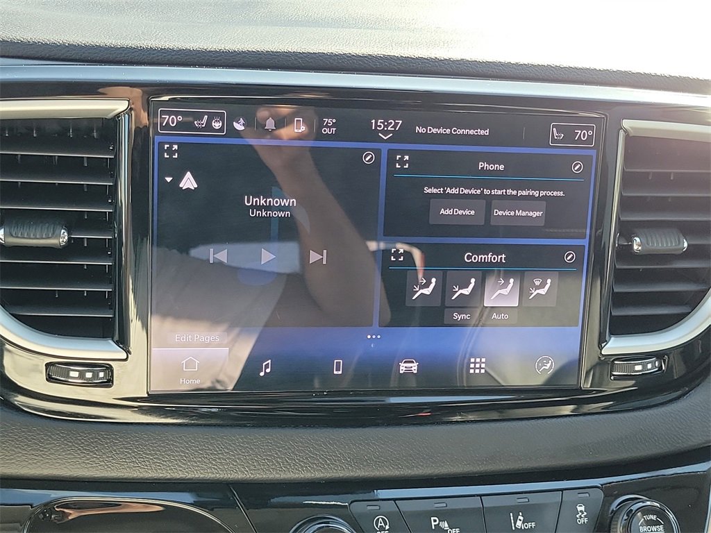 Used 2024 Chrysler Pacifica Touring-L image 9