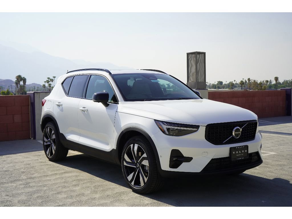 New 2025 Volvo XC40 B5 Ultra w/ Climate Package