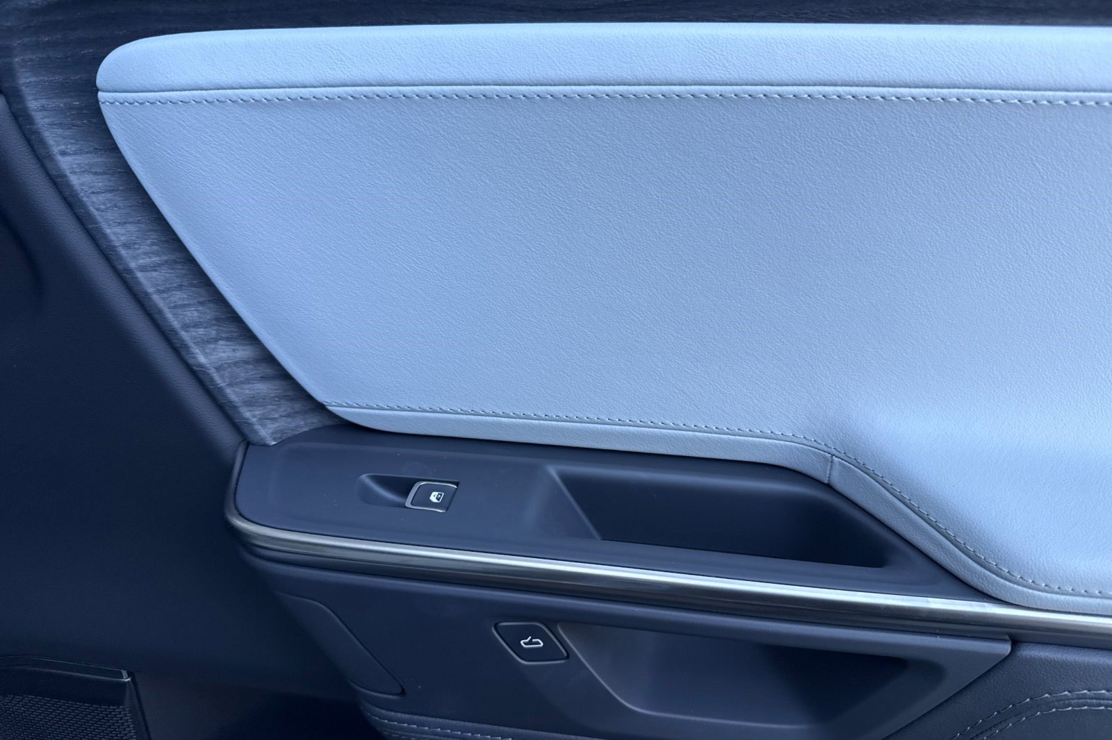 Used 2025 Rivian R1T Adventure image 20