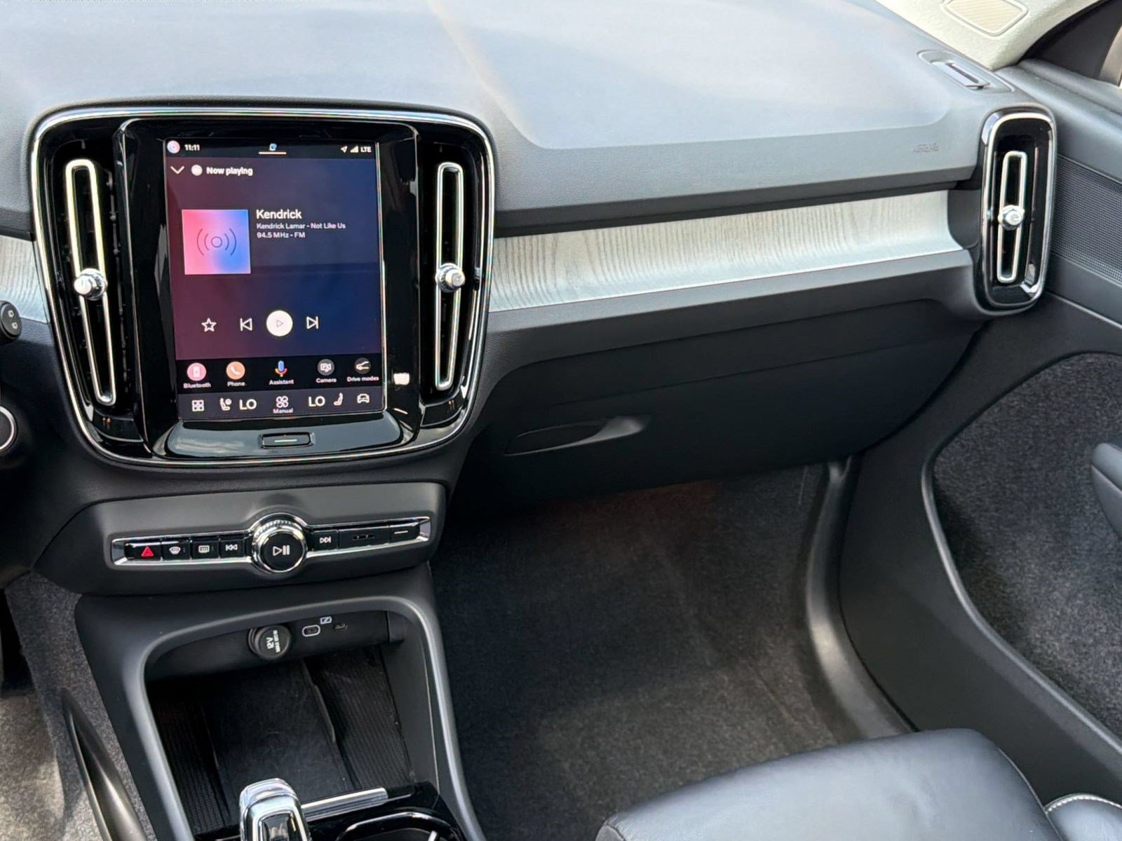 Certified 2023 Volvo XC40 B5 Plus w/ Protection Package Premier AWD/4WD image 17