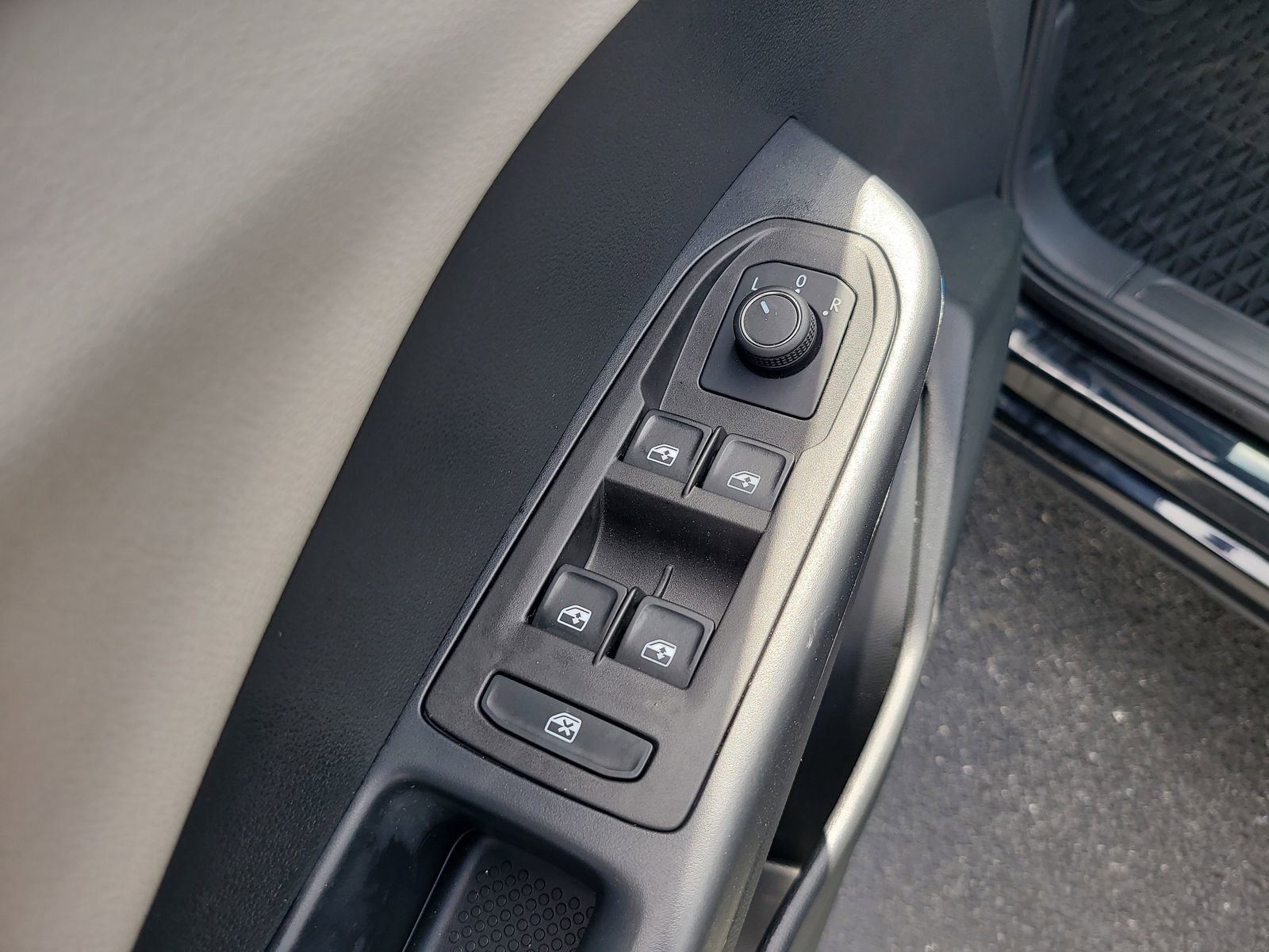 Certified 2025 Volkswagen Taos S FWD image 16