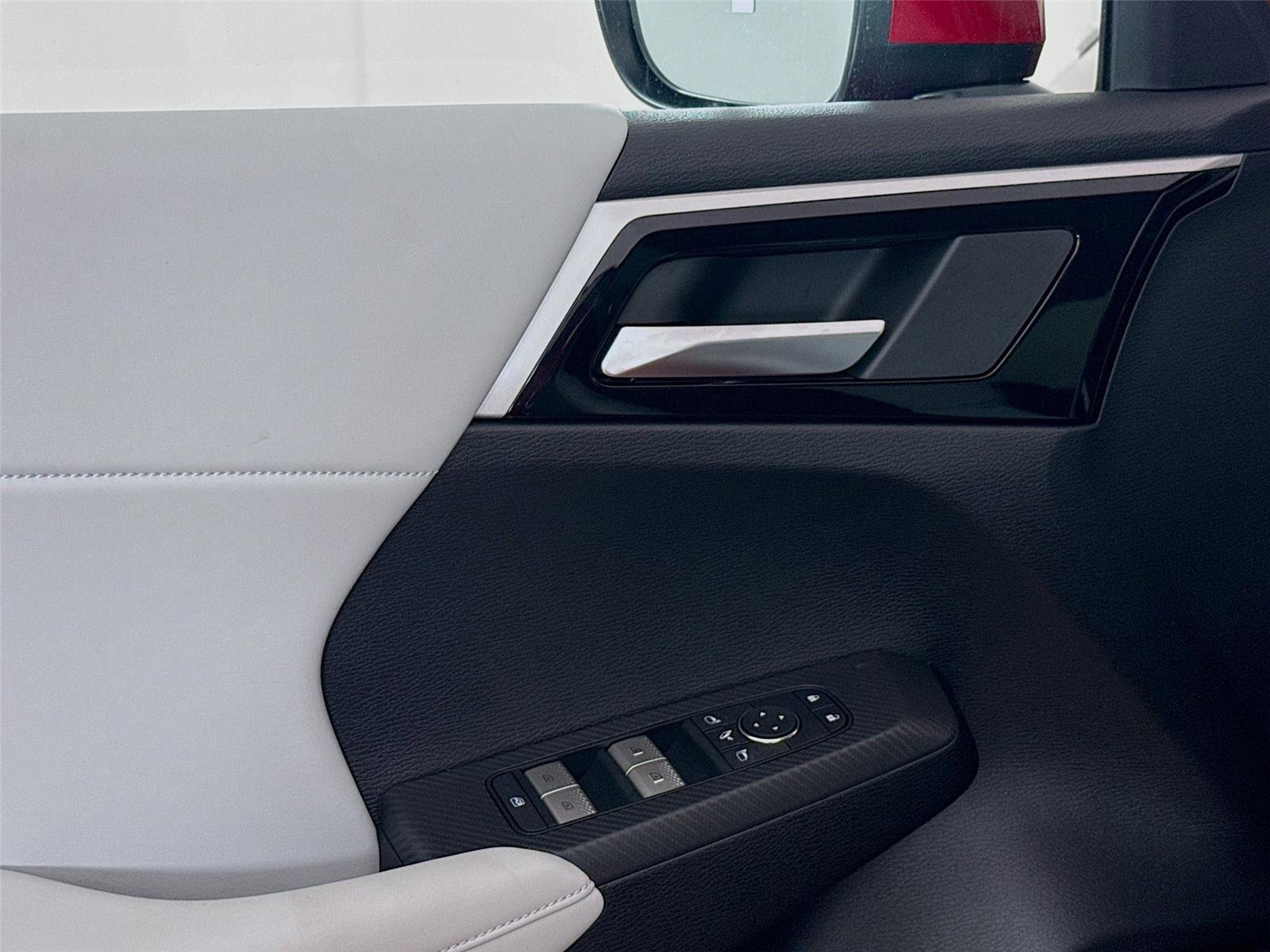 New 2025 Mitsubishi Outlander SE image 9