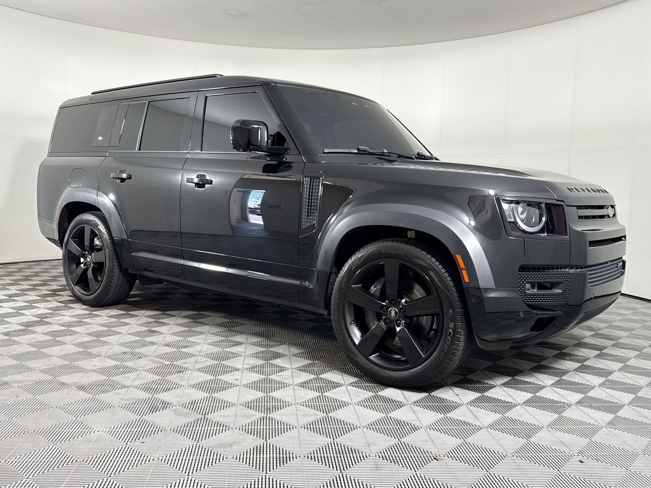 Used 2023 Land Rover Defender 130 X-Dynamic SE image 7