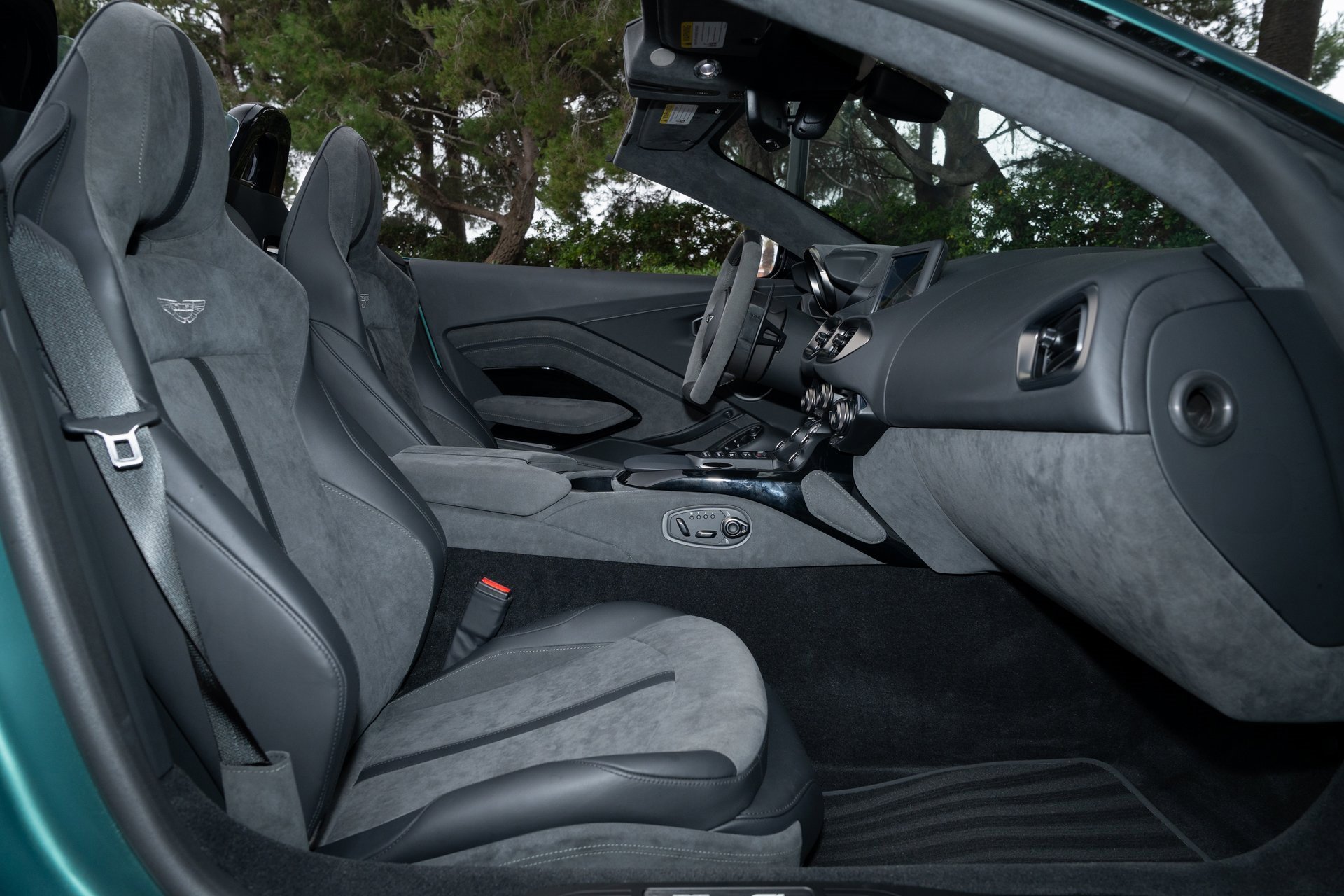 Used 2023 Aston Martin V8 Vantage Roadster image 18