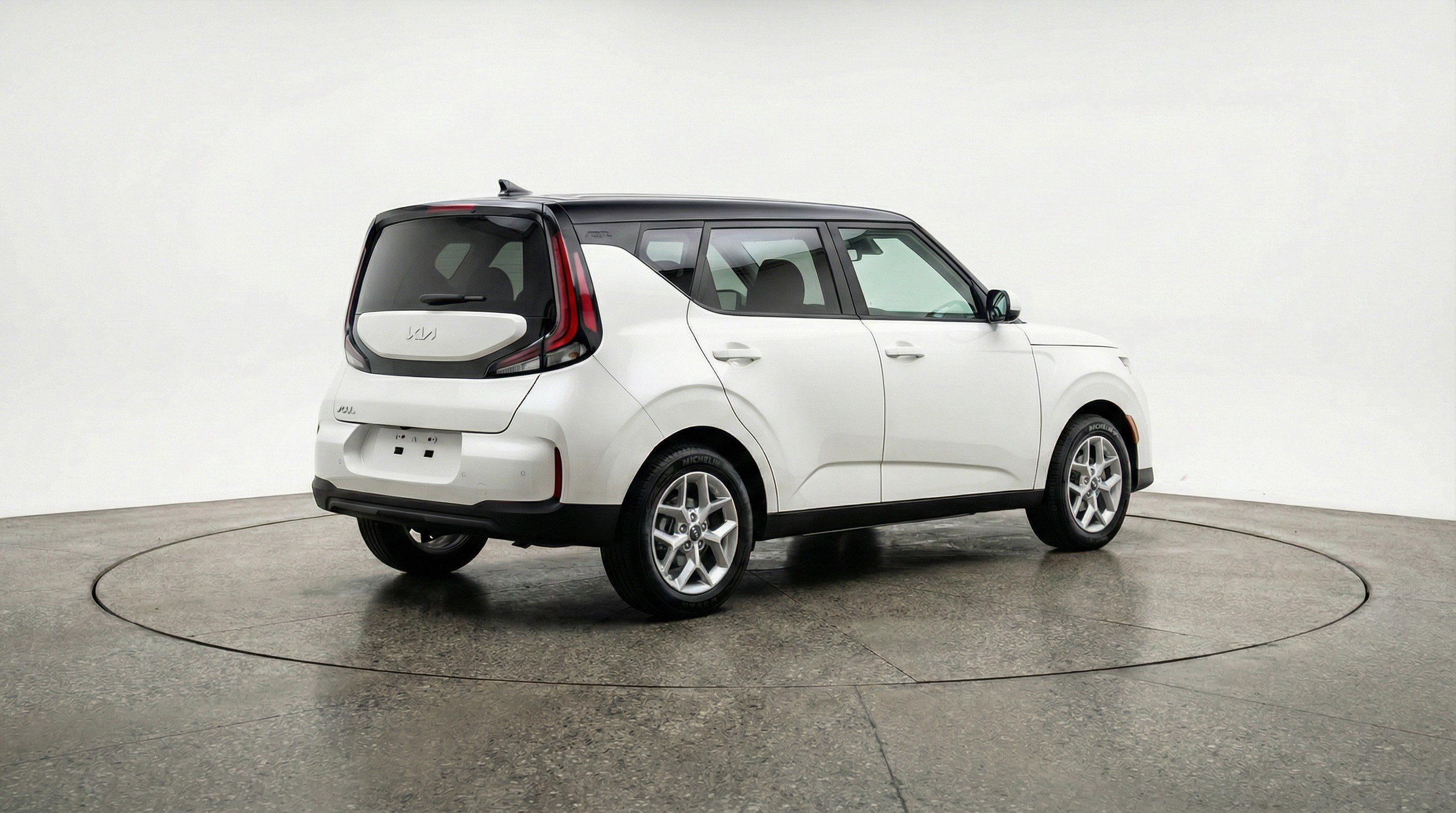 Used 2025 Kia Soul LX w/ LX Technology Package FWD image 9