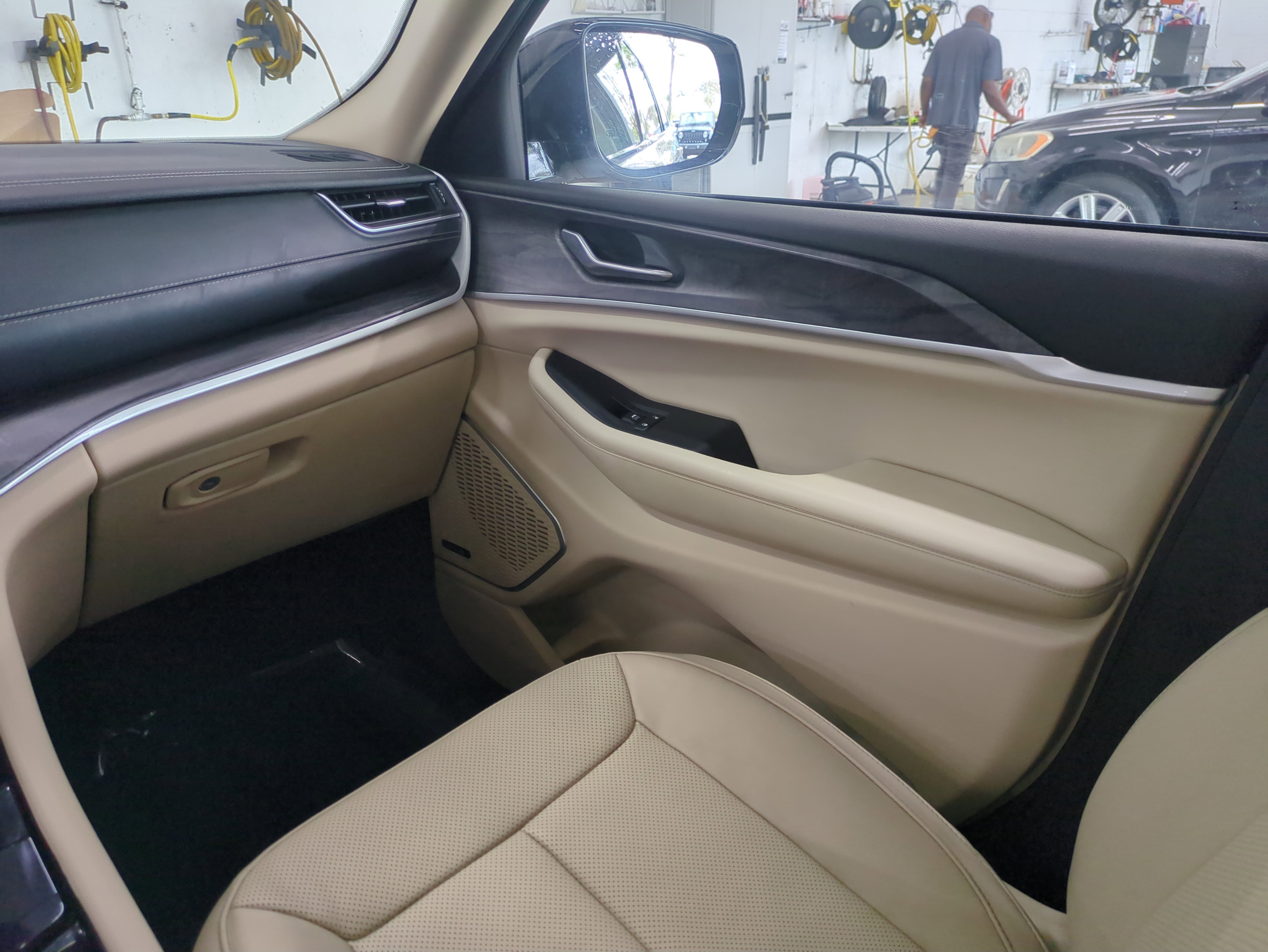 Certified 2021 Jeep Grand Cherokee L Limited w/ Luxury Tech Group II image 18