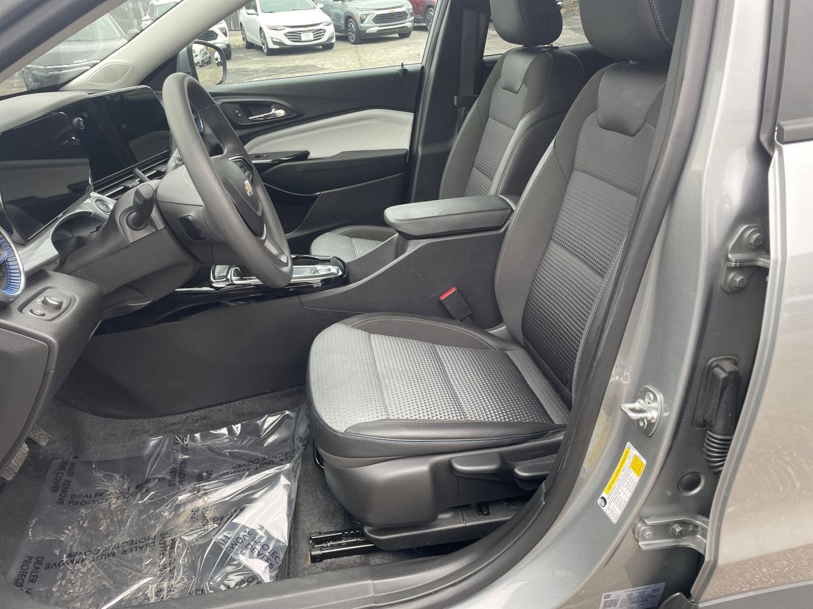 Used 2025 Chevrolet Trax LT image 24