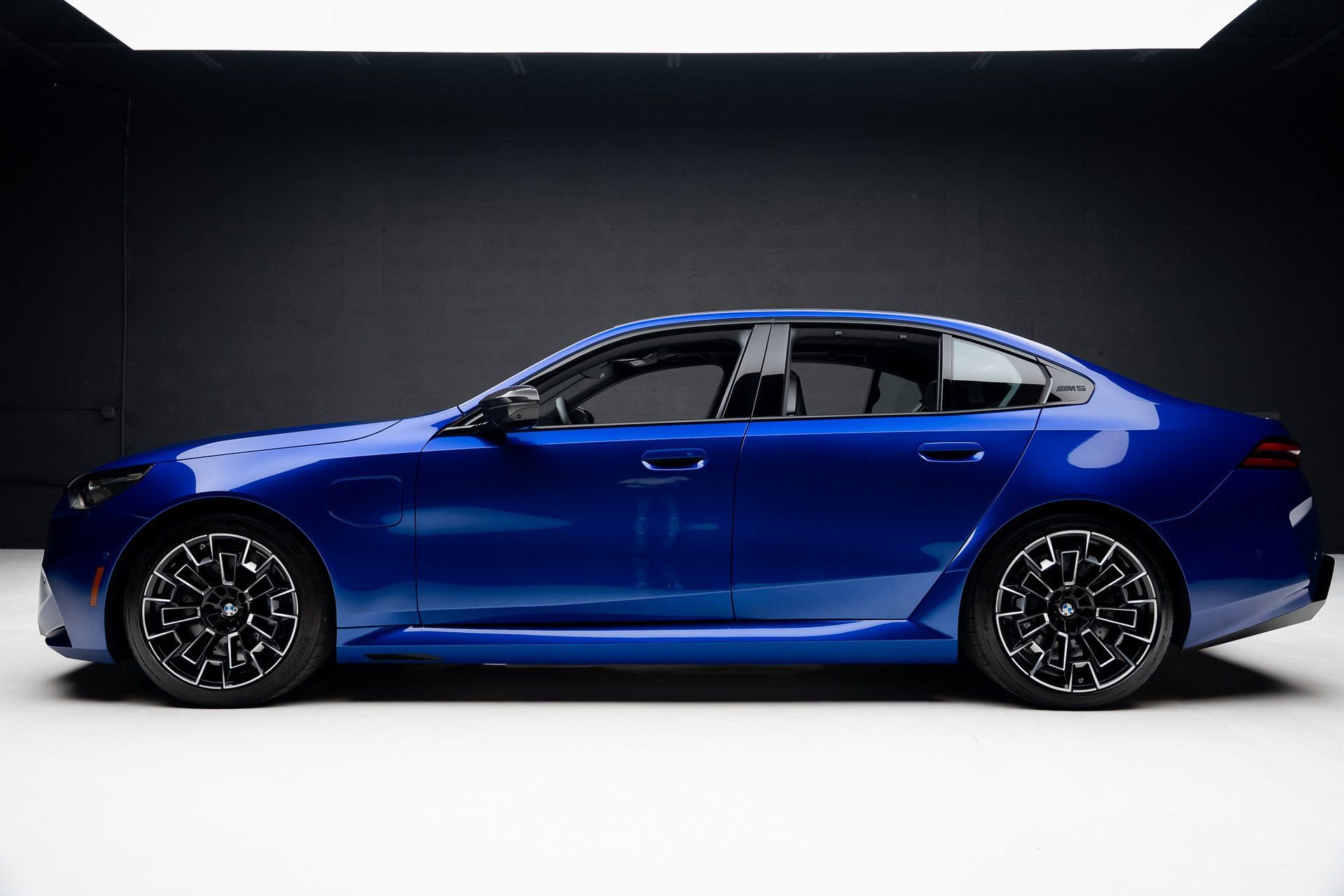 Used 2025 BMW M5 w/ Carbon Package image 17