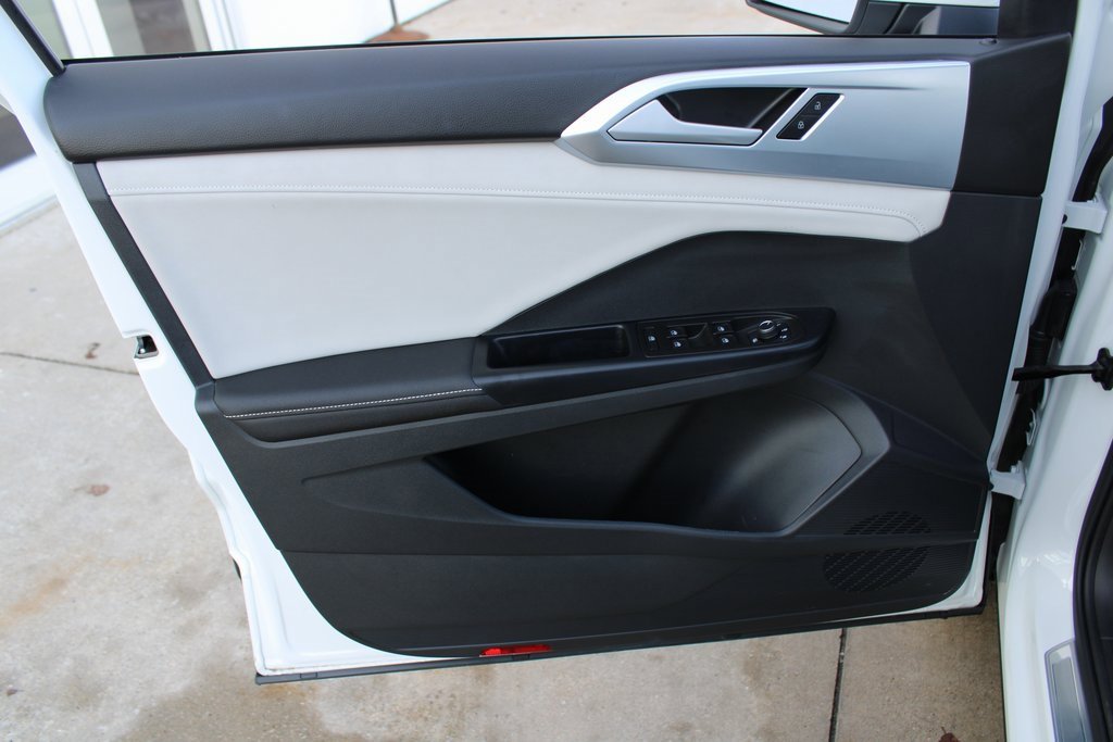 Certified 2025 Volkswagen Taos SE image 9