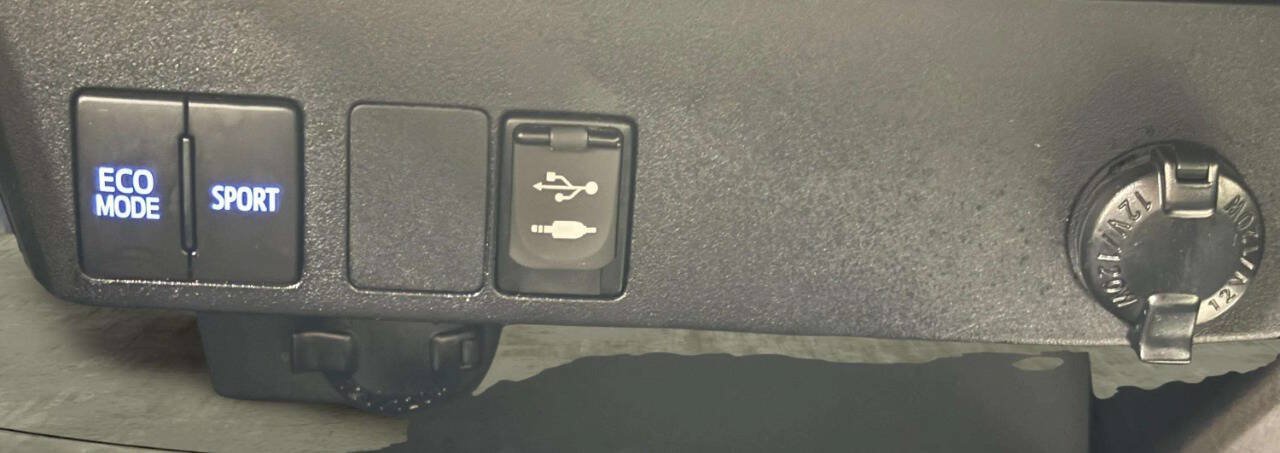 Used 2018 Toyota RAV4 LE w/ All Weather Liner Package AWD/4WD image 30