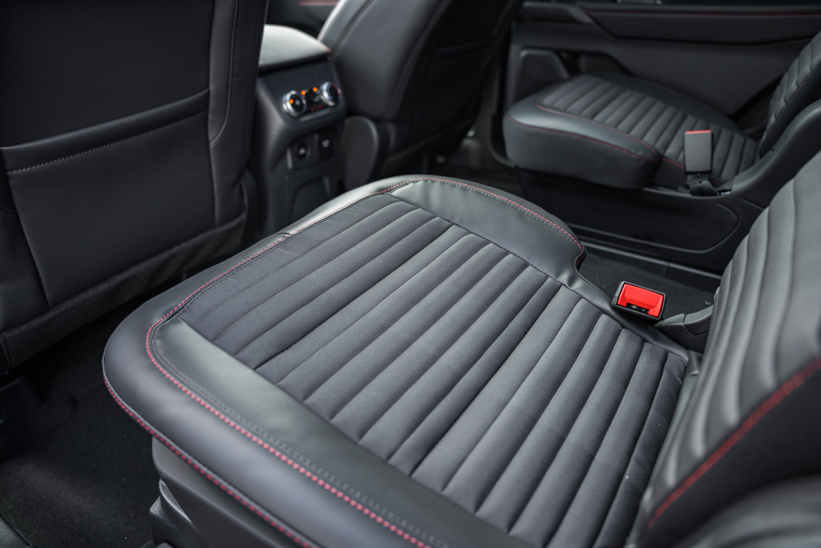 New 2026 Ford Explorer ST-Line w/ ST-Line Street Pack image 37