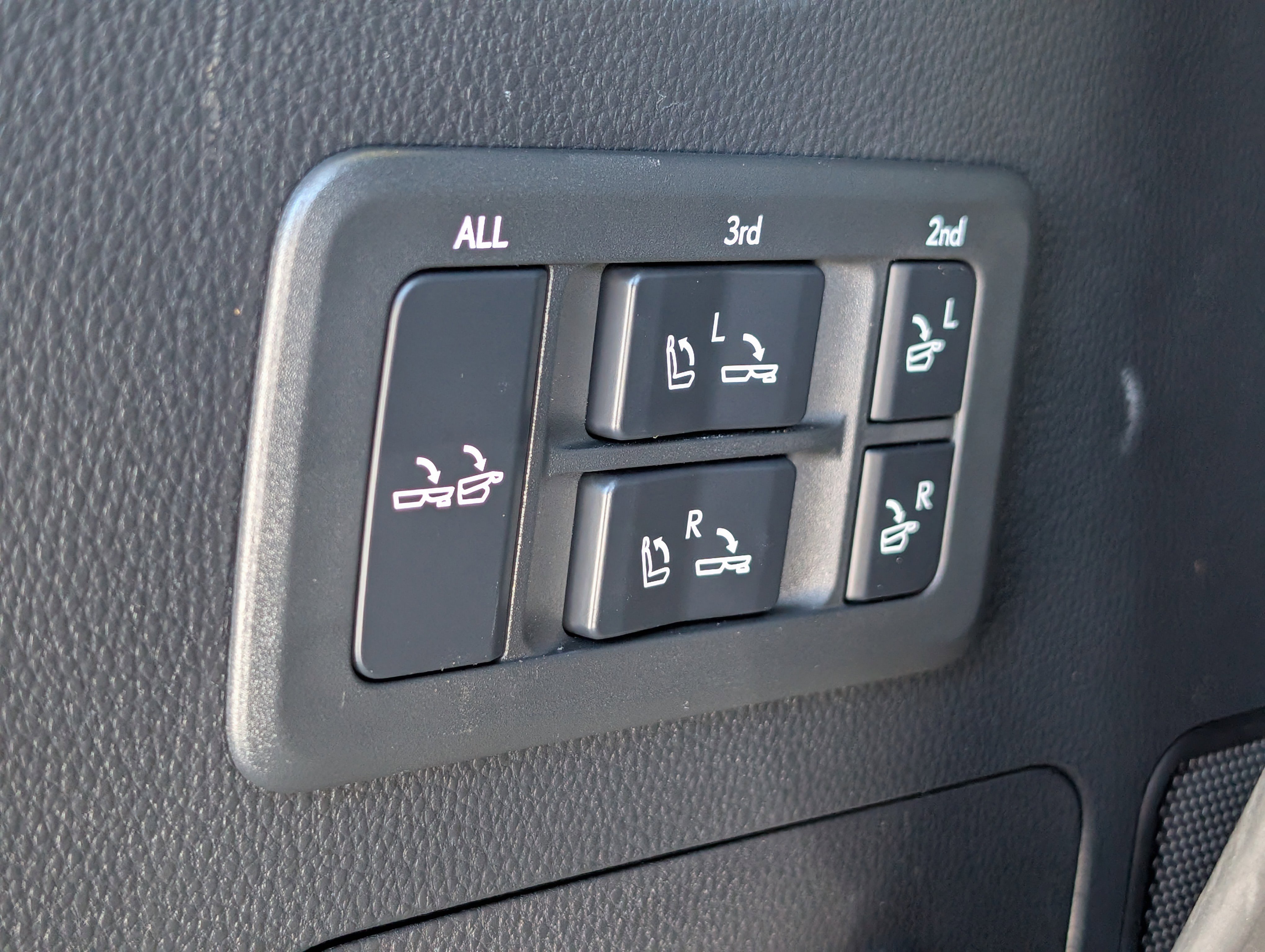 Used 2025 Lexus LX 600 4WD w/ Appearance Package image 13