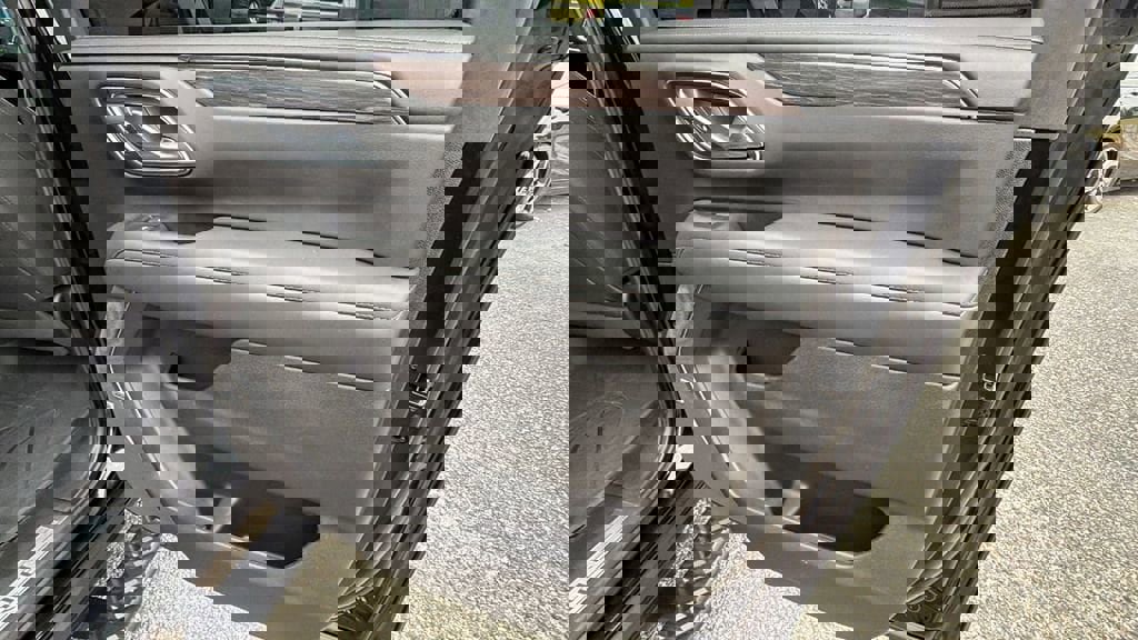 Certified 2024 Chevrolet Suburban Z71 w/ Luxury Package image 18