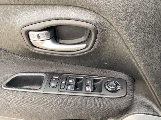 Used 2020 Jeep Renegade Latitude FWD image 18