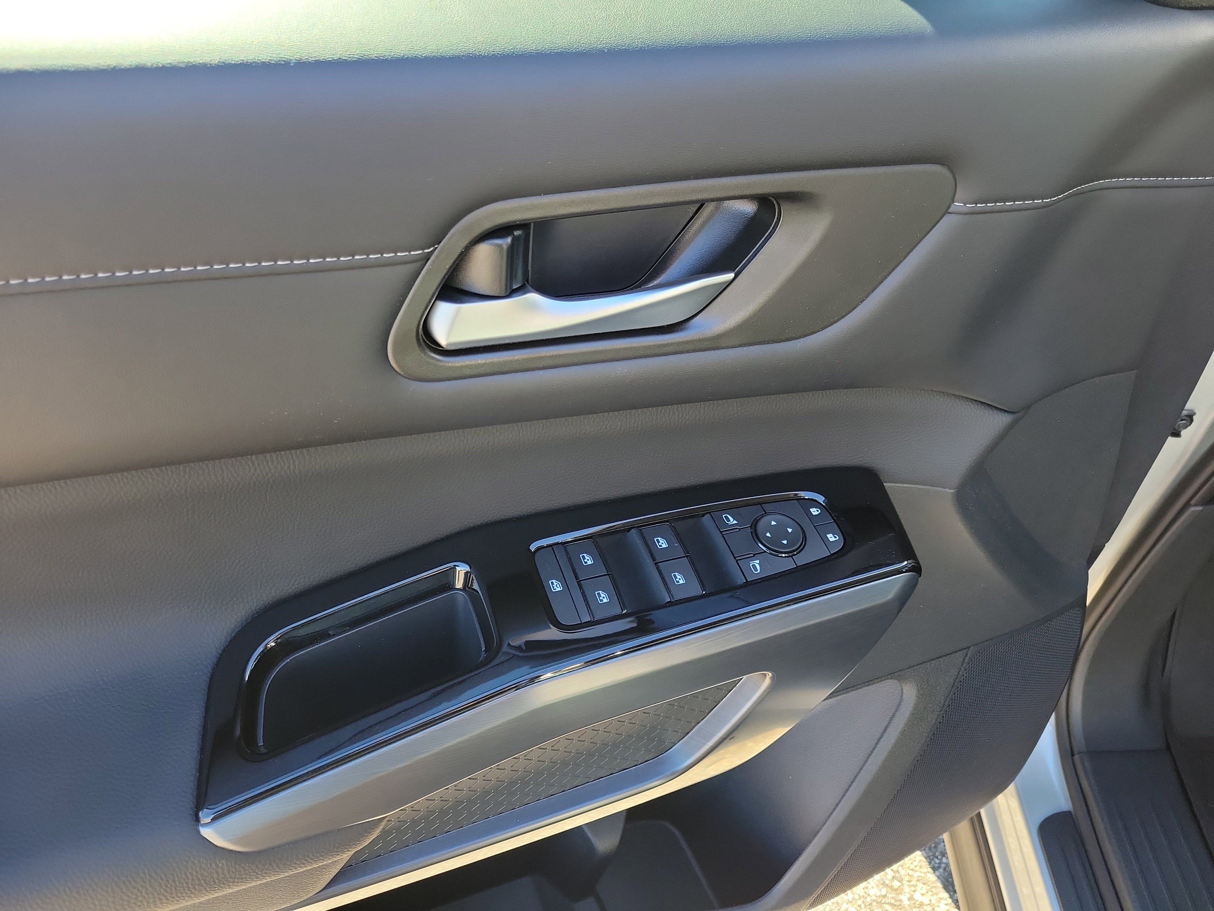 New 2025 Nissan Pathfinder SL image 15