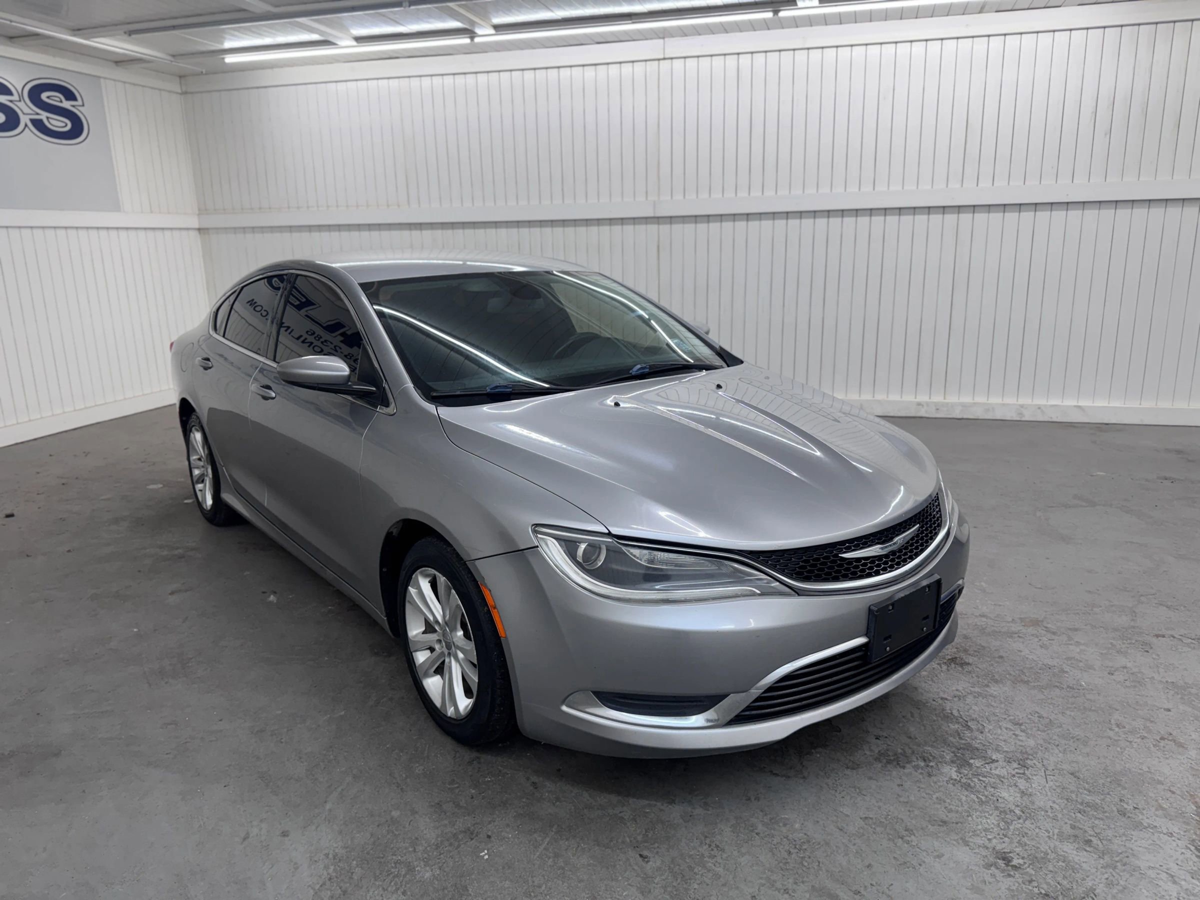 Used 2015 Chrysler 200 Limited w/ Convenience Group image 3