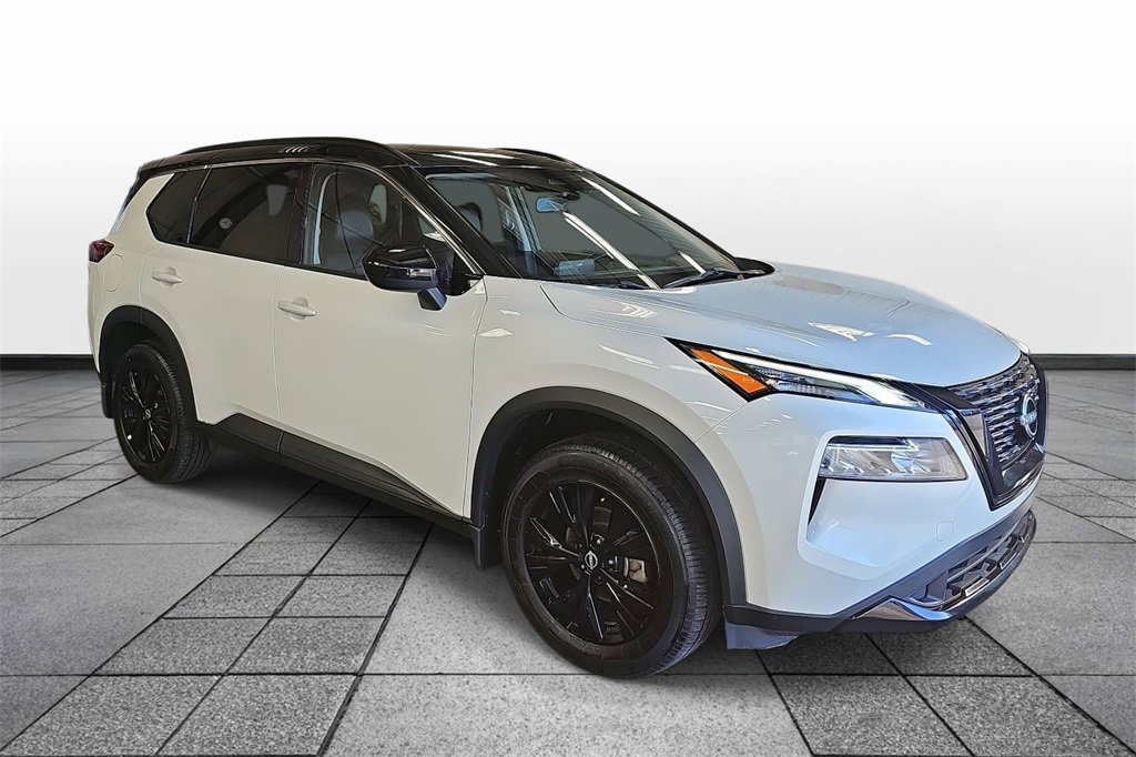 Used 2023 Nissan Rogue SV w/ SV Premium B Package image 3