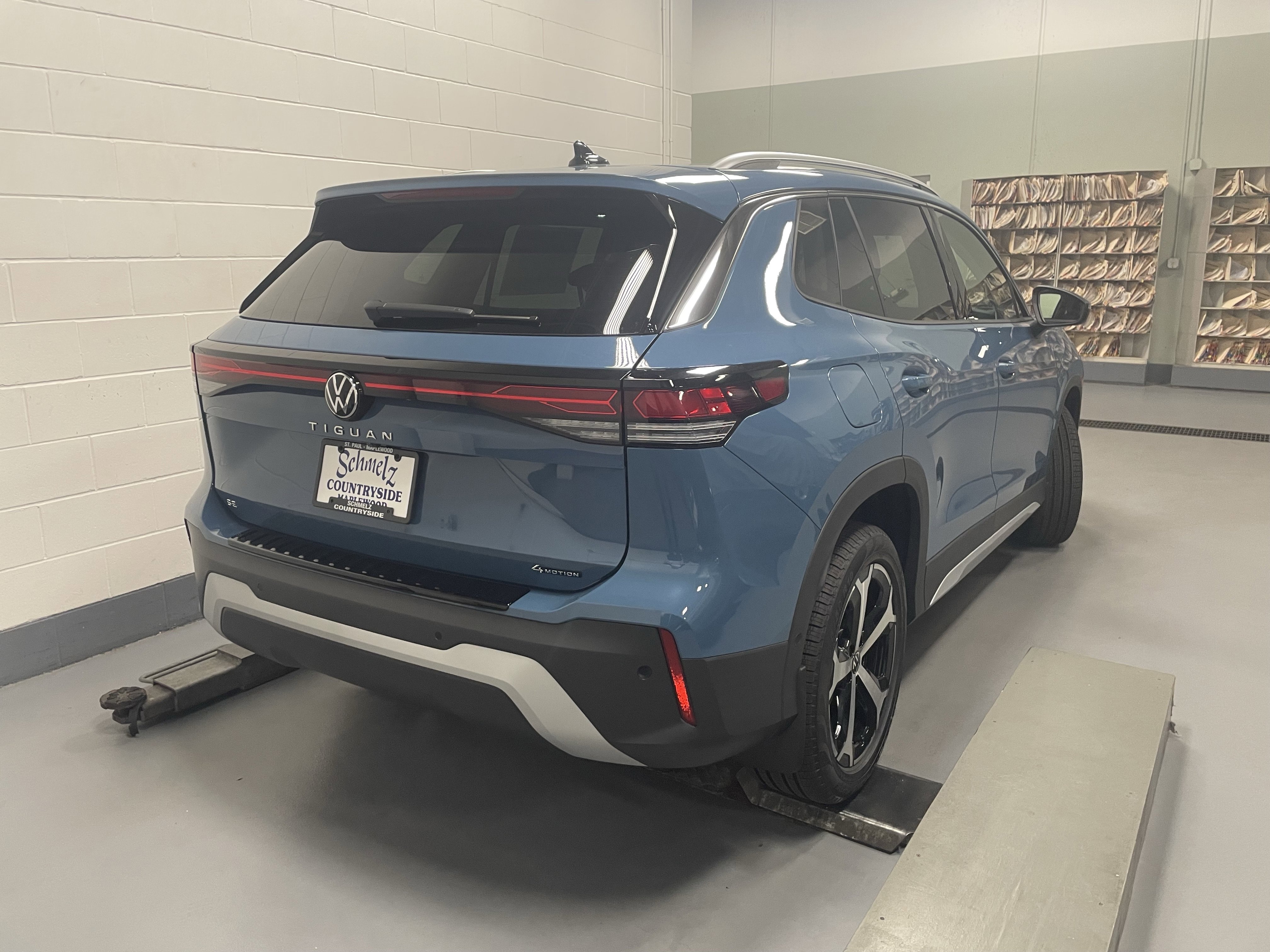 New 2025 Volkswagen Tiguan SE image 2