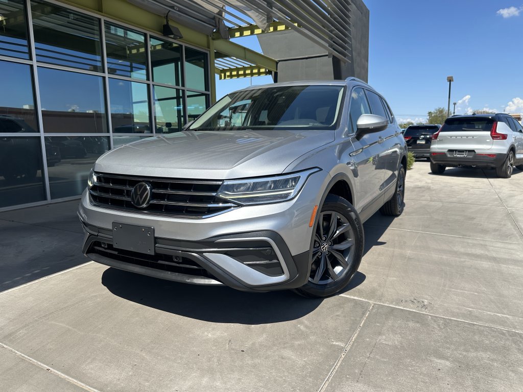 Used 2022 Volkswagen Tiguan SE w/ Panoramic Sunroof Package image 2