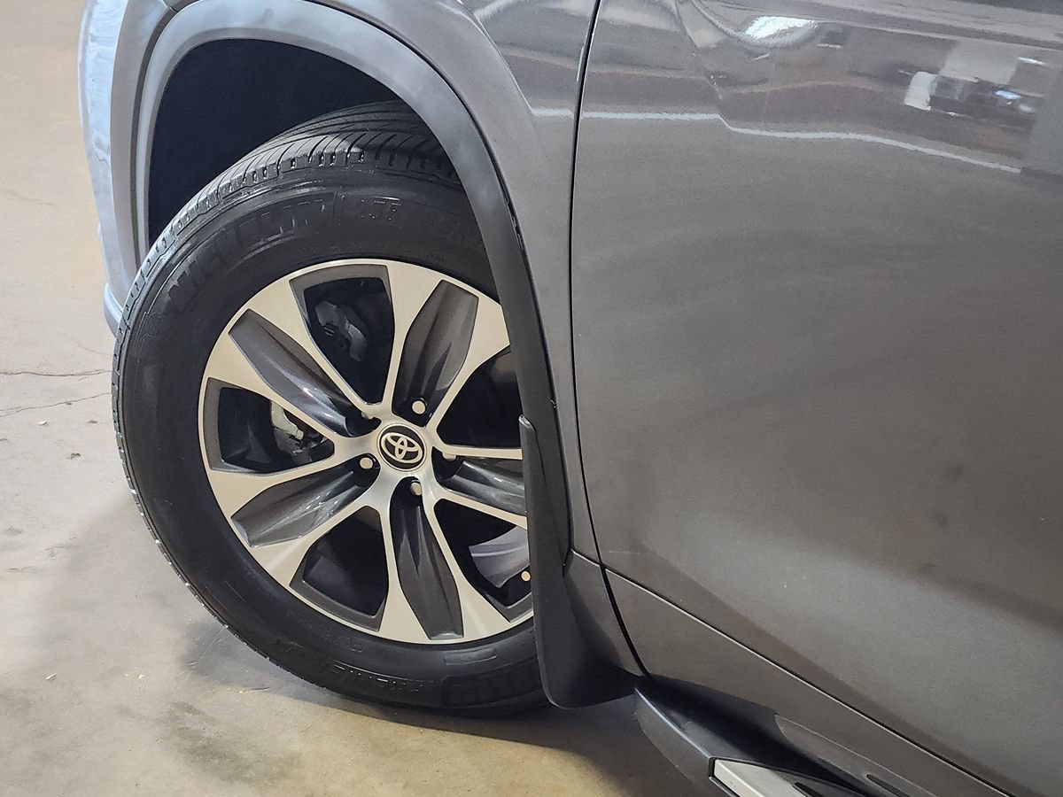 Used 2024 Toyota Highlander XLE FWD image 23
