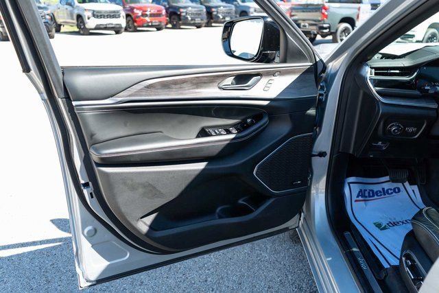 Used 2023 Jeep Grand Cherokee L Overland w/ Advanced Protech Group III image 12