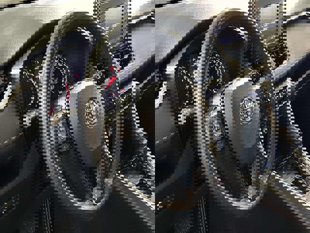 Used 2022 Toyota RAV4 LE image 14