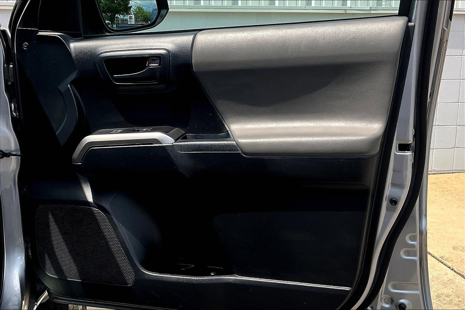 Used 2018 Toyota Tacoma SR5 RWD image 23