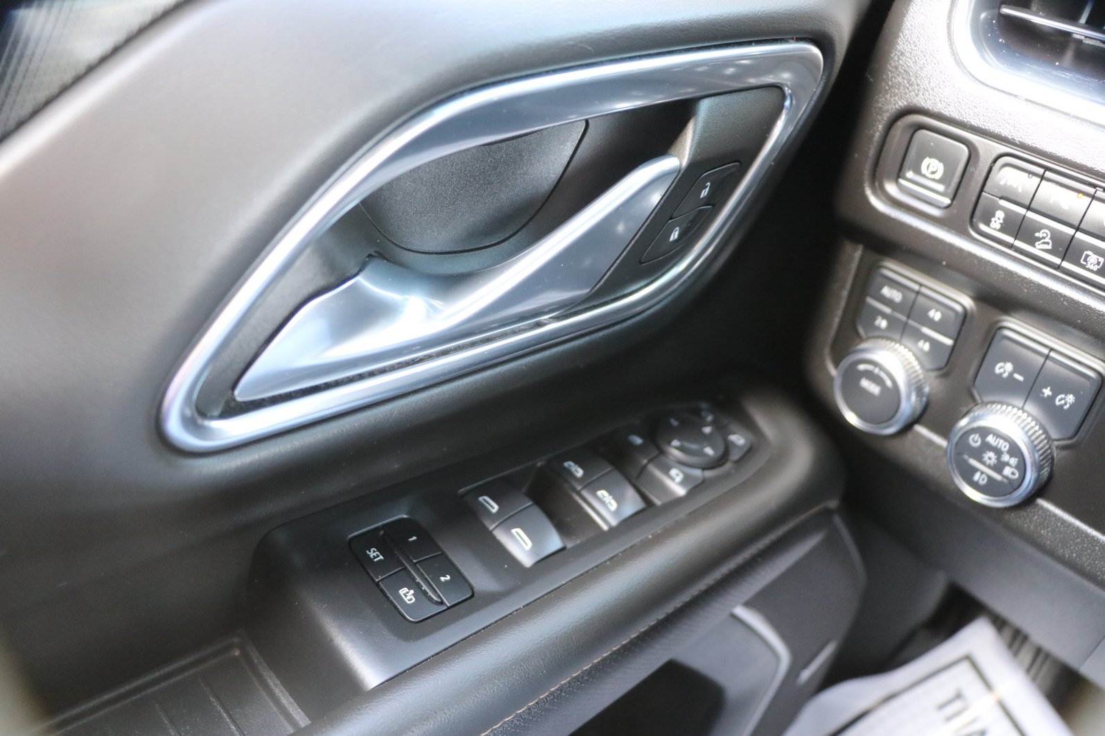 Used 2024 GMC Yukon AT4 w/ Technology Package AWD/4WD image 11