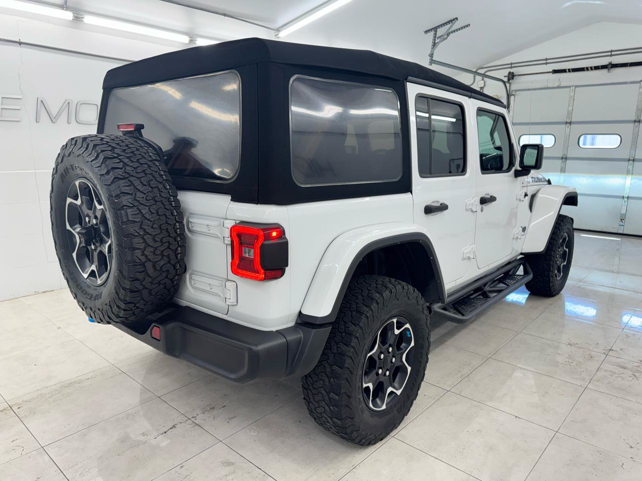 Used 2023 Jeep Wrangler Unlimited Rubicon 4xe w/ Cold Weather Group AWD/4WD image 5