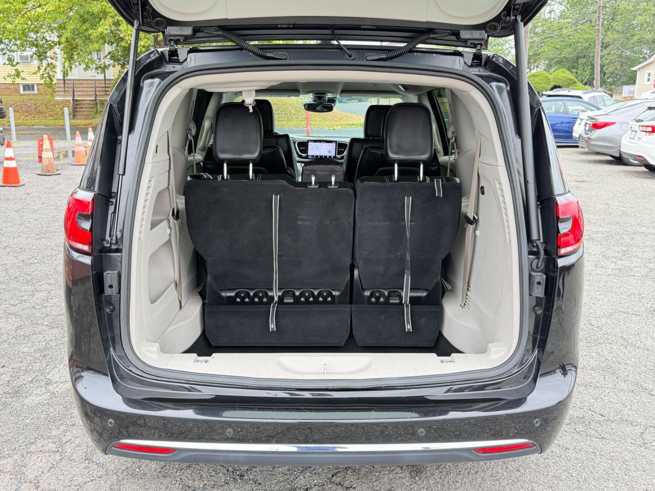 Used 2023 Chrysler Pacifica Touring-L FWD image 37