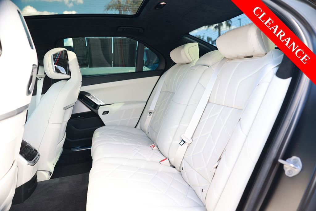 Used 2025 BMW i7 xDrive60 w/ Executive Package AWD/4WD image 38