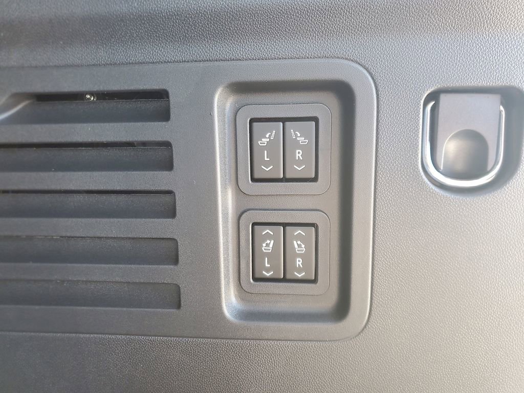 New 2026 Chevrolet Traverse RS w/ LPO, Floor Liner Package image 9